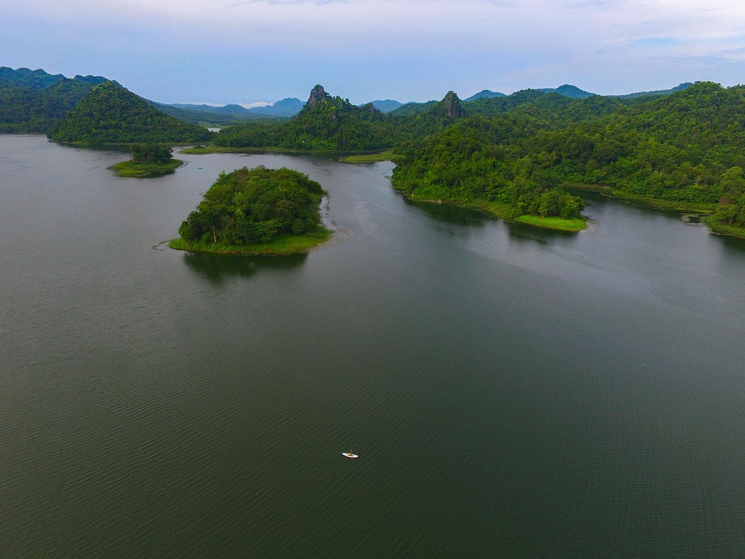 Kayaking adventure across Kiw Lom to the camp site